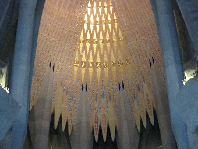 祭壇の上部、天井に近いところにある装飾を拡大。採光が施されている。