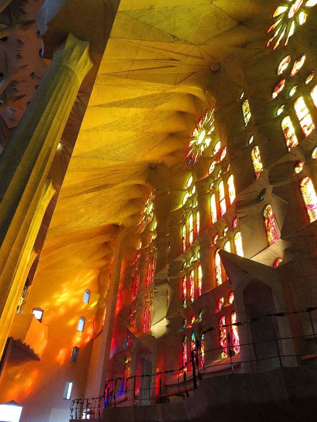 時刻は５時半すぎ。晴れてきて、西日が強烈にさしこみ、赤いステンドグラスによって壁も赤く染まっている。