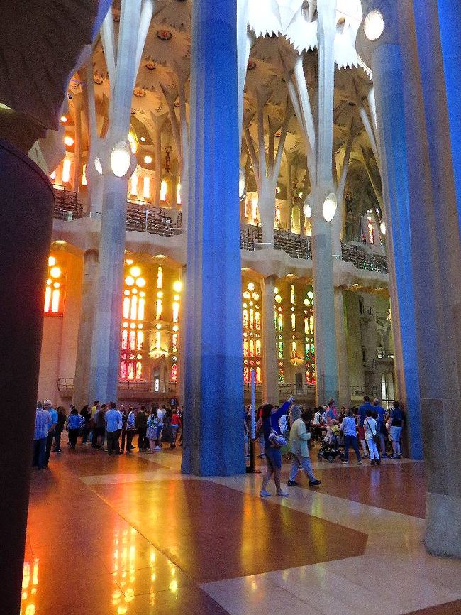 手前の柱は青色に染まり、奥は赤く染まっている。