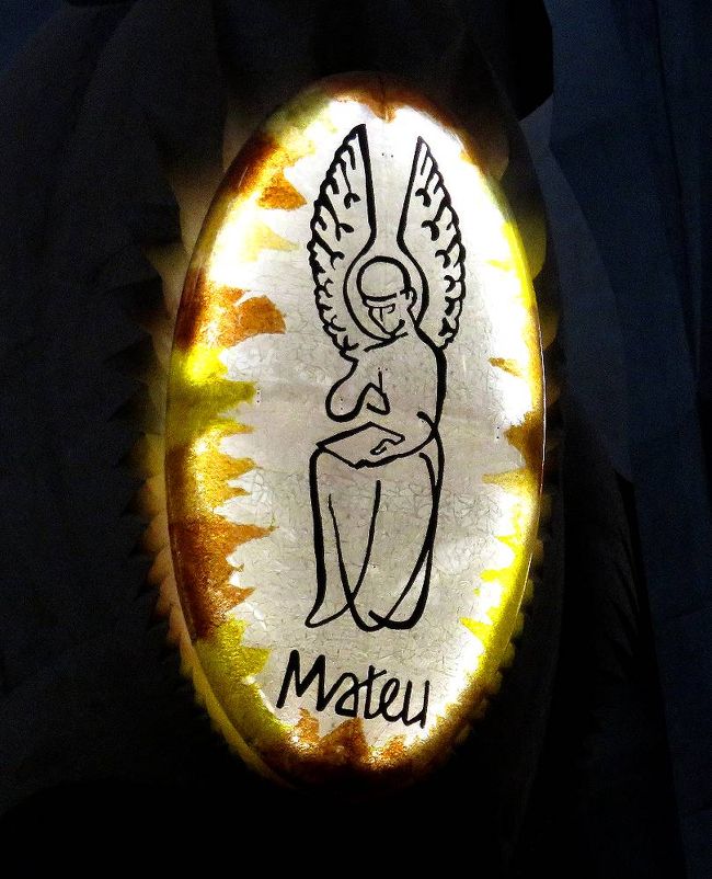 おなじく聖マタイのシンボルマーク「人の顔をしたもの」。他に聖ヨハネは鷲、聖マルコは獅子だ。