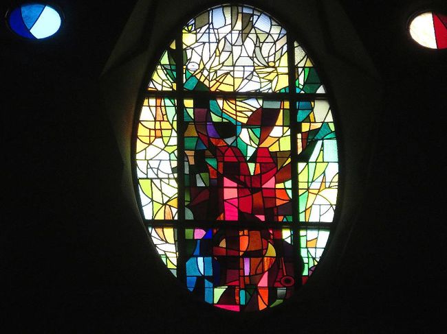 上記の一番上のステンドグラスを拡大したもの。いままでにないデザインだ。