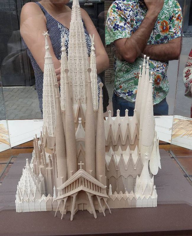 聖堂内部を見学した後は、地下博物館へ。サグラダ・ファミリの完成模型が展示してあった。２０２６年のガウディ没後１００周年までには完成を目指しているとのことだ。