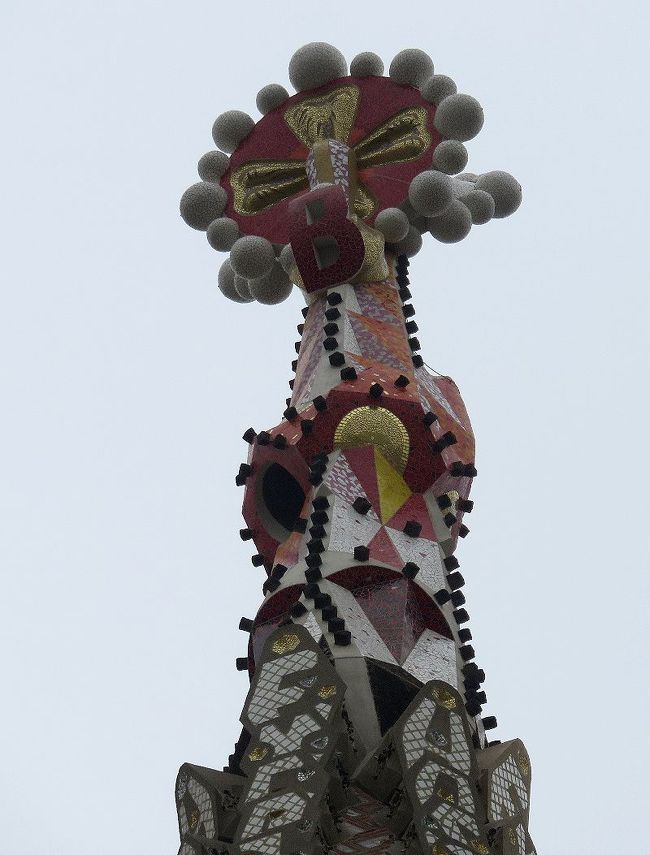 彩色モザイクで作られた塔の先端。奇抜な形だ。サクラダ・ファミリアの見学を終えたときの時刻は６時半近く。１時間半くらいかかって見学したことになる。ずいぶんゆっくり見ていたものだ。