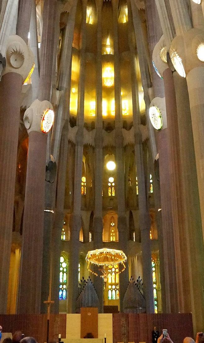 中央祭壇の天蓋の周りの４本の柱には、福音書を書いた聖マルコ、聖ルカ、聖ヨハネと聖マタイのシンボルマークが記されている。神学者エイレナイオスが唱えた、新約聖書の四福音書こそが教会の四つの柱であるという主張から、きていると思われる。