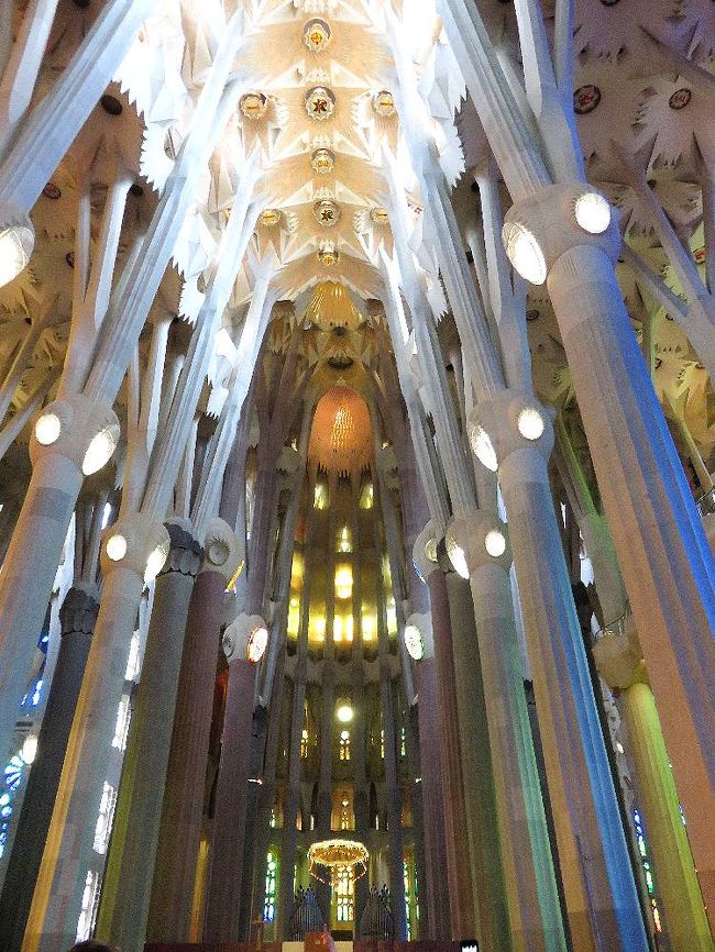 生誕のファサードとその反対側の受難のファサードの間には、主祭壇とそこから続く身廊が配置されている。その上の天井の装飾が見事だった。