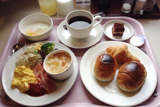 8時くらいに朝食食べに。<br /><br />相変わらずおかずの種類多かったー！特に和食系のおかずが多いんだよね、洋食はそこまででもないけど。ポテトサラダがなかったのでなんとなくココット入りのグラタン取ってきてしまったけど、多かった・・・。<br />今でもまだアイス数種類あったんだけど、朝からアイスは無理だぜ。ちびっこが食べてたけど。<br />母もこれにはびっくりしたらしく、これであの安さだったらそりゃリピートするわ〜と納得していた。でしょ？でしょ？オープンした時にはそこまででもなかったのに、来る度におかずが増えていったのじゃよ・・・。