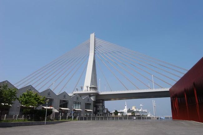 時間もあることだし、向かいのA-FACTORYへ。<br /><br />土産ラインナップなんてさほど変わらないだろー？って思いきや、青森の土産屋、各所で微妙に品揃えが違うから困る。探してた六花酒造（じょっぱり）のこけしワンカップはここでしか見かけなかったぞ！別に寄らなくていいかーって思ったけど、来てよかったA-FACTORY・・・。<br />あとジターヌのドリップパックもわんさか置いてあった。水出し用の買おうか迷って見送ってたけど、結局ここで買ったよね。<br />A-FACTORYは前来た時から薄々気づいてたけど、パッケージがオシャレな土産ラインナップ多し。<br />母はようやくこれぞ！って感じの黒にんにくを捕獲してて満足そうだった。よかったよかった。