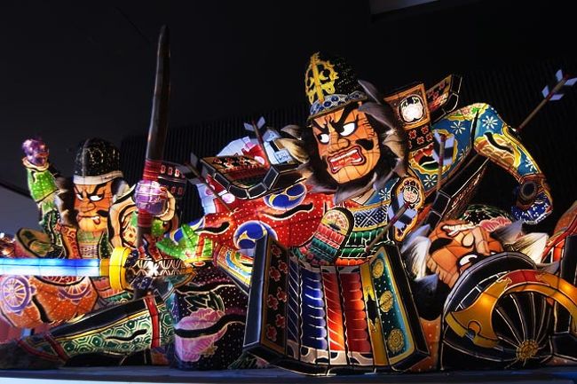 中に入るとどどーんとねぶたがお出迎え（無料ゾーン）<br />1階は土産コーナーと休憩スペースと奥の方にレストランがあったよ。