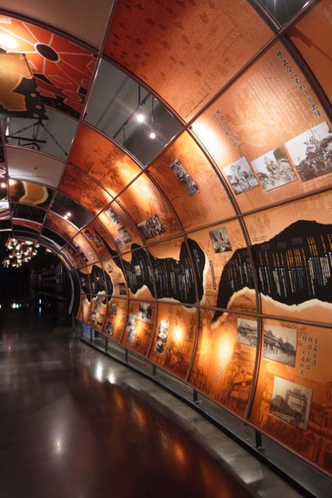 青森県立美術館並みのオシャレエレベーターに乗って2階に上がるとチケット売り場があって、そこから展示コーナーへ。<br /><br />ねぶたの歴史が書いてあったり。