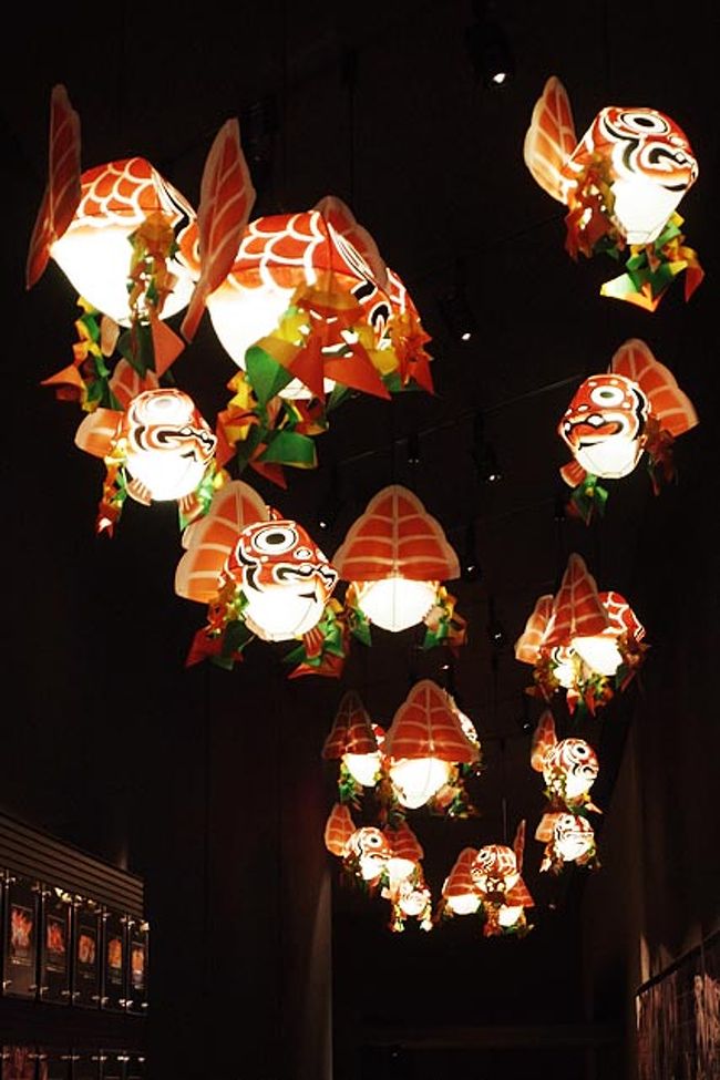 金魚ねぷたの通路を通って（金魚ねぷたは弘前）