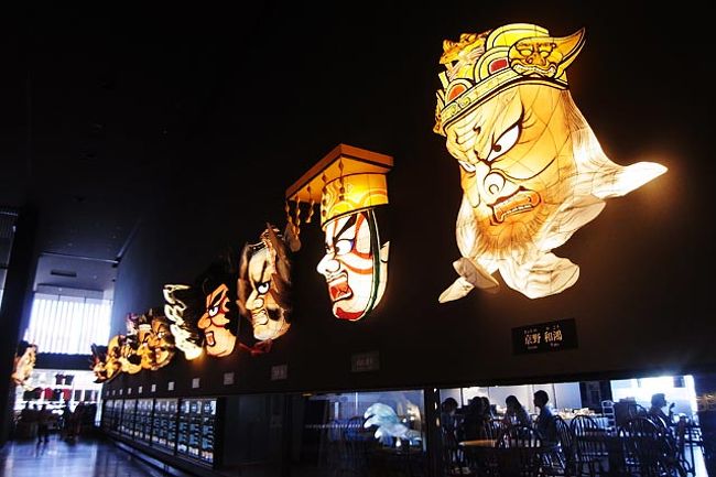 出口にはねぶた師紹介＆ねぶた面がずらりと。<br />面白かったーーー！<br />