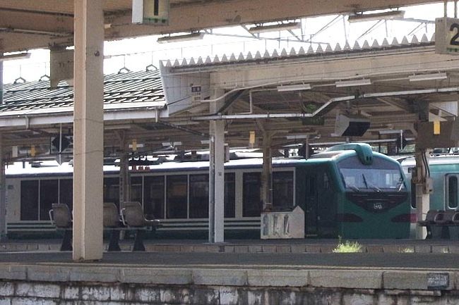 A-FACTORY出たら青森駅のホームが丸見えなんだけど、ハッ！あそこにいるのはリゾートしらかみの橅編成じゃないか！（現在新車が試運転中でもうすぐ消える子）<br /><br />ってわけで遠いけどとりあえず撮ってみた。ゴミ箱が邪魔・・・。<br /><br />今回望遠レンズ持って来てなかったのが悔やまれる。<br />乗りたいって何年も前から言ってるんだけど、なかなか乗れないリゾートしらかみ（東北に何泊すればいいのか・・・）