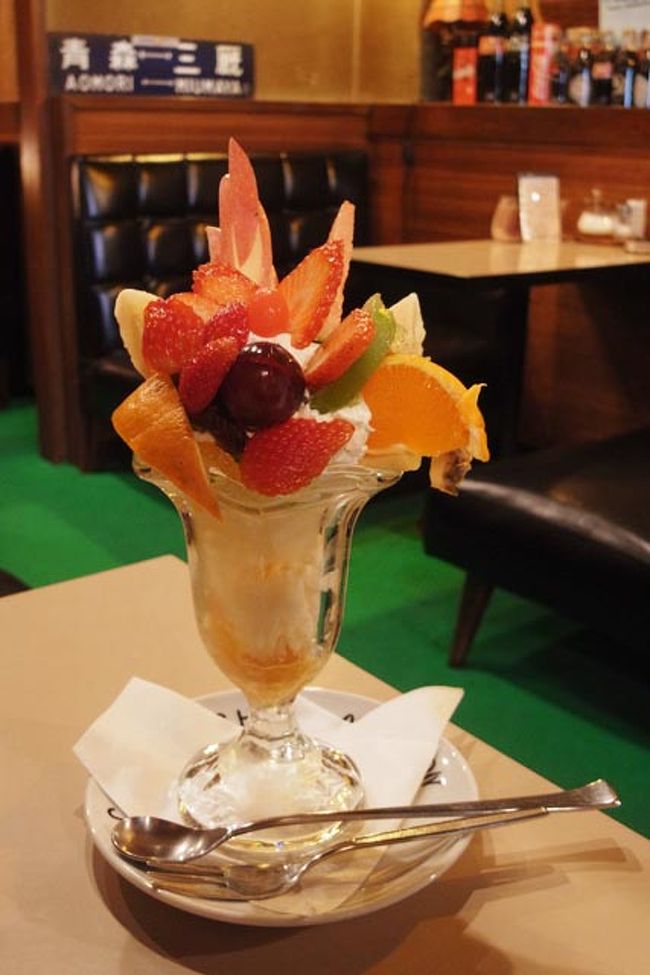 パフェも注文した！久しぶりだー！！<br />相変わらず抹茶アイスは入ってたし、フルーツもりもりで2人で分けっこでちょうどよかった。<br /><br />あんまりにもだらだらしてたので眠たくなってきたよね。<br />マロンで眠たくなるの、あるある。