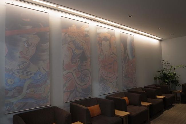 ロッカーから荷物だして、バス乗り場待合室でしばし待ってから空港行きのバスに乗車。<br /><br />バス撮るの忘れた。まぁいいか。<br />本当は17:05のバスでも間に合うんだけど、1本前の15:50のバスで空港に行くことに。<br />そんなに時間潰すなら昼便で帰ればよかったのにって感じだけど、昼便はボンバルディアだから！あと昼便だったら13時半には空港行きのバス乗らなくちゃだったし。<br />って、バス乗りこんだ瞬間、運転手さんから「羽田行きは運休になってます」って案内が。どうやら羽田空港で大韓航空機から出火したとかで。うわー、大型機着陸出来ないの多そう。セントレアはサミットで規制してるだろうし。ヒェー。<br /><br />大阪行きは無事なので、土産物をたんまり買ってからまたしてもラウンジでまったり。