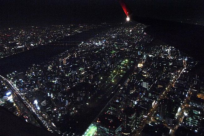 新大阪駅上空。<br /><br />定刻着だったものの、もうとっとと飛行機を格納庫に入れたいのか、まさかのバス移動だった。ちょーい！<br />小型機だから？行きはもっと小さかったけどそんなことなかったのになぁ。<br />バス乗って移動しててくてく歩いて到着ロビー出てからひたすら歩いてモノレール乗り場へ。JALは到着ロビー遠いよね。出発ロビー近いからそりゃそうなるわけだけど。<br />モノレールと阪急を乗り継いで21時過ぎに帰宅。