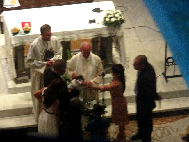 のぞき窓からは地下礼拝堂が見えた。ちょうど赤ちゃんに洗礼を受けさせているところだった。