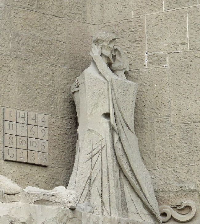 できたばかりの彫刻の傍らに魔法陣があった。縦・横・斜めの数字４つを足してもいずれも合計が３３で、キリストの亡くなった年齢になる。