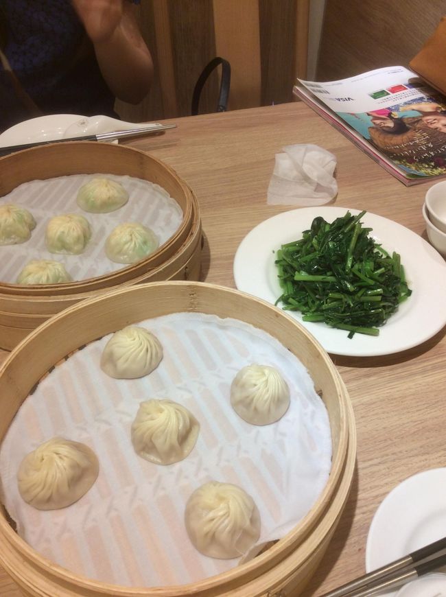 　とりあえず、初台湾なので鼎泰豊　本店に行ってきました。小龍包、ヘチマとエビの小龍包、エビと肉の蒸し餃子、空芯菜を注文しました。さすがに美味しいです。<br />　鼎泰豊は高島屋京都店で食べたことがありますが、そちらも同じく美味しいので台湾に行けない時は京都店に行こうと思います。<br />