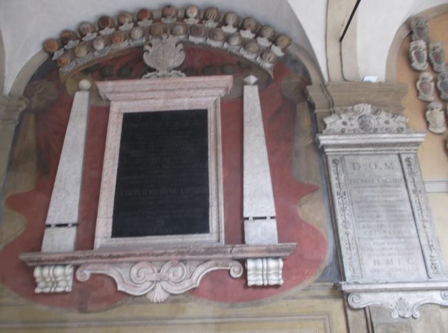 無駄足2 旧ボローニャ大学。マジョーレ広場からすぐ。11世紀にわたる古さを感じさせてくれたんですが、今、脳関係の学会があっていて、中までは入れませんでした。でも、それはそれですごい。<br />