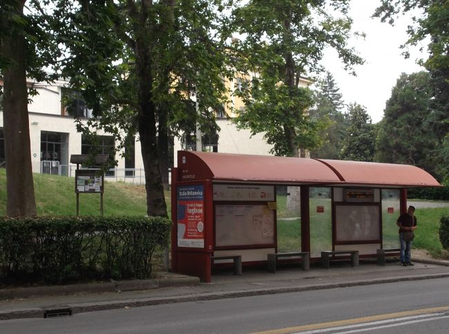 バスに乗って慌てたのは、バスの中に路線表示もないし、次のバスストップの案内も出ないし、アナウンスもしてるようでよく聞こえないし。そのうえ、バス停を見ても落書きがいっぱいで、どれがバス停の名前だかわかりません。<br />　乗る前に、バス停にある路線図を写真に撮って、いくつ目かを数えるか、乗るときに運転手さんに行き先を告げて教えてもらうか、ですね、<br />　最初に告げずに乗ったので、そろそろ運転手さんに聞こうかと思ったやさき、道の反対側に珍しくまともなバス停が、名前を見たらメロンチェロ。近くの人に確認して飛び降りました。