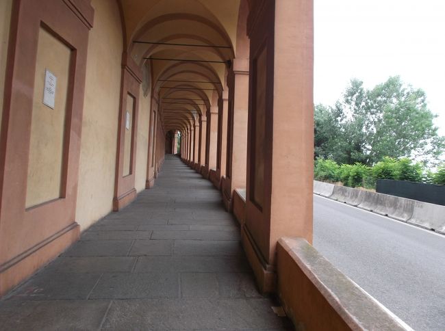 さあ、ここから回廊を登り始めます。天気予報では雨も降ると言っていたので、オープンで坂を上るのはと心配していたら回廊になっていたので、ここではほっとしたのですが。