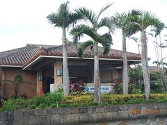 ハーリーは見たいし海ももうちょっと楽しみたいし！で、石垣港に帰る道すがらのフサキビーチに寄りました。