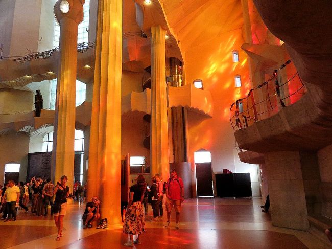 床まで赤く染まっている。