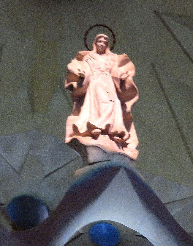 彫刻を拡大。聖母マリア像？