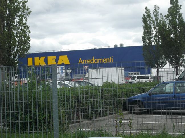 で今度は、郊外に大型ショッピングセンターがあって、駅前のmercureホテルの斜め前からバスが出てるというので、行ってみることにしました。<br />　バス停ではバスが着いているのに乗せてくれません。まだ仕事の時間じゃないそうです。ようやくドアを開けてくれても、料金は5分後からだそうで、自分のペースで動くんですね。<br />　で、バスで20分、街の西側、高速も通ってショッピングセンターまで。途中でさっきの聖堂が丘の上にきれいに見えます。まあ、これで行ったかいもあったものです。<br />　ショッピングセンターにつくと、そこはIKEAのショッピングセンターで家具が中心、衣料品なんてパジャマぐらいしかありません。ましてや、ほかの土産になるようなものは全くなし。<br />　ここでも無駄足というか、ふつうは見ない街の様子を知るバスの旅でした。