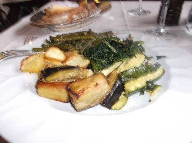 ミックス野菜グリル。イタリアはおもったより野菜料理がでません。またドイツのようにプレートの中肉の横に野菜がたくさん盛られることはありません。野菜だけ単独に頼んで第一プレートです。でも量が多い。