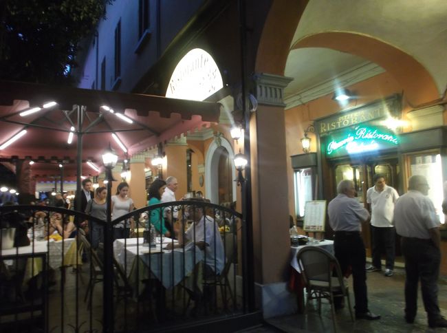 気軽に入れて、楽しい店。インディベンデント通りから東に入ったAugusto Right通りにあるVictoriaです。