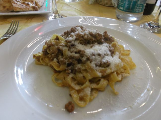 前菜は、スパゲッティーではなくタリアロッテ・ボローニア。ひき肉の味がさすがです。
