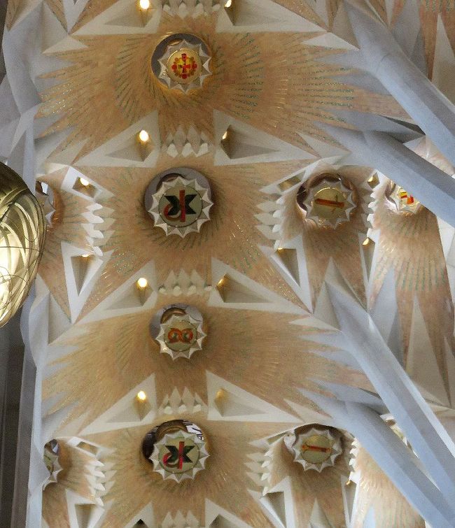 天井の装飾を拡大して。何を描いているかは、はっきりわからない。