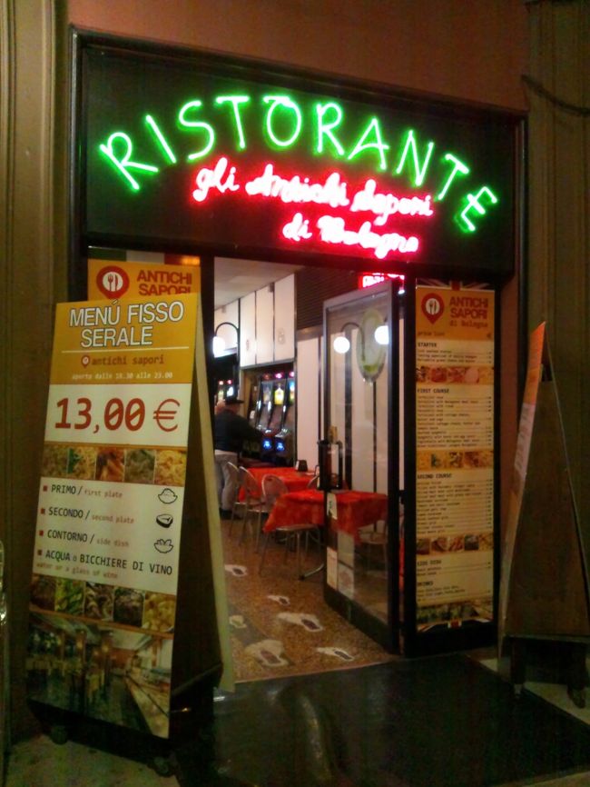 駅の前といえばこちらはまさに駅前通り。13ユーロのセルフサービスは昼だけでdinnerは普通のレストラン。