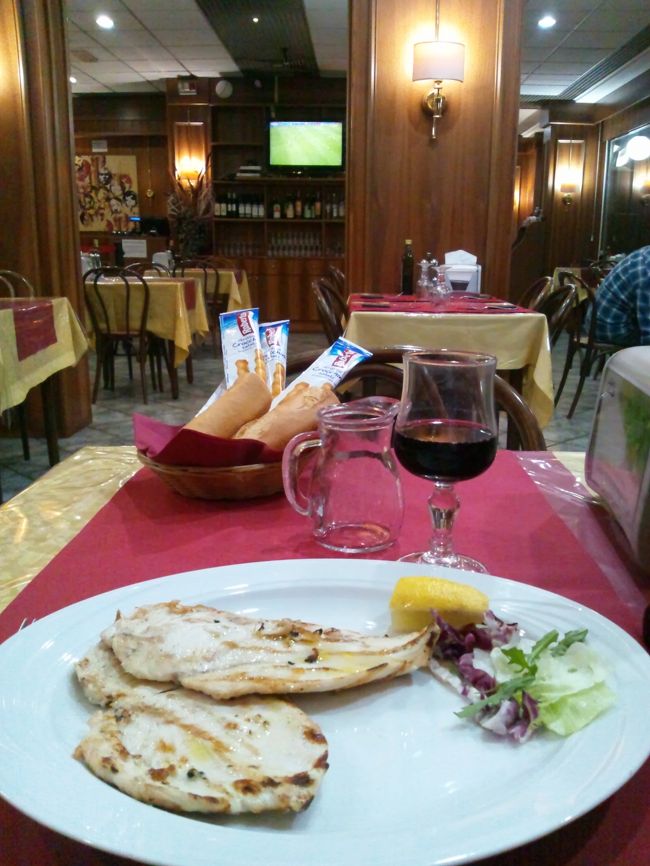 主菜は、鶏肉のエスカローペ。薄切りとはいえ、前菜の跡としてはそれなりの量です。<br />　これにデカンタの赤ワイン、カプチーノをつけて25ユーロでした。