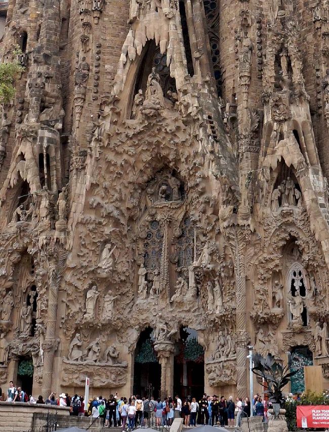 生誕のファサードの入場口付近を拡大。まだ、入場時間の５時前だったので、入口で予約したチケットを見せて、５時前でも入れるかどうか聞いたが、答えはノー。そばで待機していると、結局５分前ぐらいに入場のOKが出た。