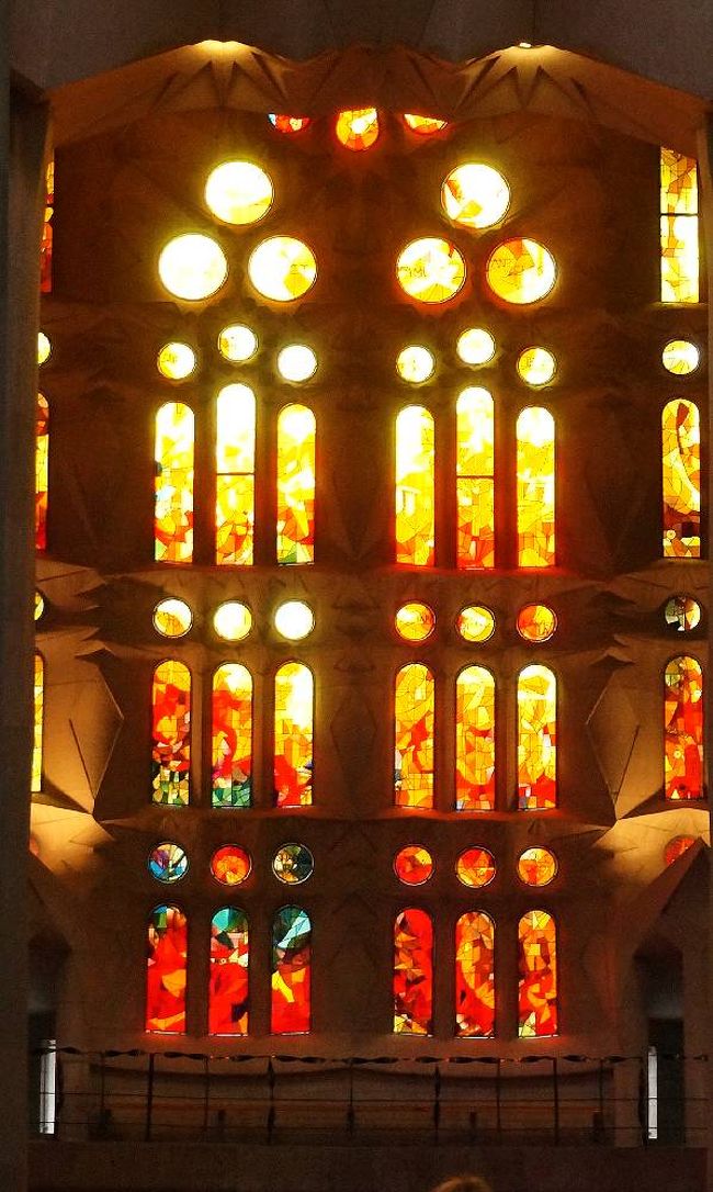 時間がたつにつれて段々赤みが増してきた。これは、最も赤みが強い時に撮った受難のファサードのステンドグラスの一つ。赤色が強烈で、まぶしいくらいだ。