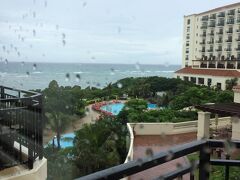 2日目の朝。
一晩中雨風の音が聞こえいました。
海も少し荒れています。

実は、夜中から朝方にかけて頭が割れるような頭痛と吐き気に襲われて眠れませんでした。
ここのところ疲れ気味で調子悪かったためです。

予定していた青の洞窟シュノーケルは、残念ながらキャンセルすることに…。
海は荒れて見えるけれども洞窟は大丈夫とのことで、キャンセル料金は100パーセントかかりました。（´ω｀）ﾄﾎﾎ…