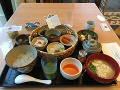 楽しみにしていた「ぬちぐすい定食」。
私は朝食会場に行く元気もなく、主人のみいただきました。
予約していたので、窓際の席だったようです。

胃に優しくて美味しかったと言っていました。
いつか、きっと…‼