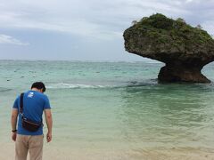 少し雨が止んで、私も朝数時間眠れて随分回復したので、ニライビーチへお散歩に。

家族連れがたくさん遊びに来ていました。
ホテルのアクティビティを楽しんでいるようでした。

今日はプールにも結構人がいます。