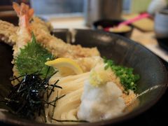 11：00　手打ちうどん　大河

美味しいうどんが食べたくて久々に大河へ。
天ぷらは、鶏、海老、ちくわ。



大河盛りぶっかけ　930円

向かいにコインP有り