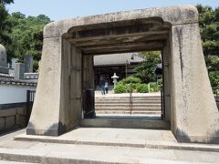 まず向かったのは、持光寺。
延命門という名の門をくぐる。

持光寺さんは、延命祈願のお寺だそうです。
ここで七佛めぐり専用台紙を購入します。