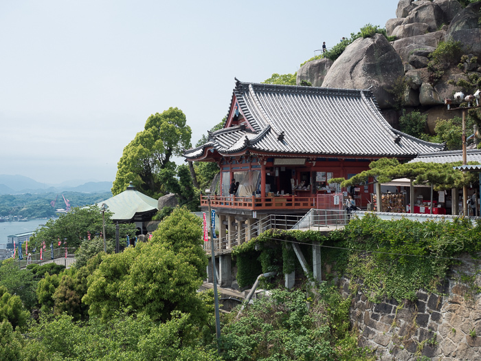 ロープウェーから見た千光寺。
断崖に作られているのが分かります。