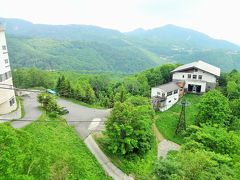 志賀高原には大小19のスキー場がありますが、まずは東館山スキー場を訪れました。

訪れた時期は夏季営業期間外のためゴンドラは運休中でしたが、夏季営業期間中は標高2,030ｍの展望台までゴンドラで上がることができます。