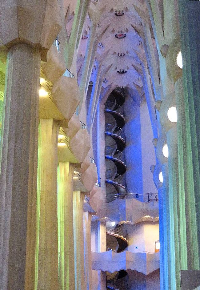 南側奥の方にらせん階段。エレベーターで上った観光客は下りはらせん階段を下りなければならない。私たちは、一番安いベーシックの入場券だったので、エレベーターはパス。（私は１９９４年に上っている）