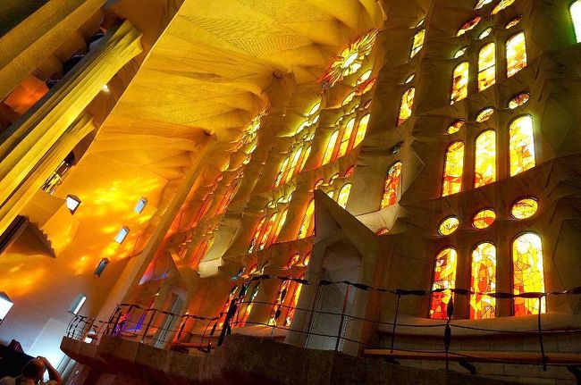 まさに受難の苦しみを表しているような色だ。