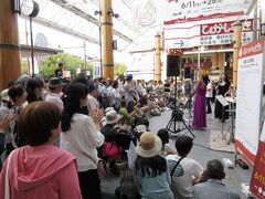 ♪君の瞳に恋してる
♪ラ・バンバ　etc...

近鉄奈良駅前は ノリの良い海外ポップスだった
