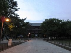 お姉さんにもらった地図を手に
観光客もいなくなった東大寺へ
