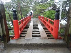 松島の五大堂へ．小島の上に建つ瑞巌寺の堂宇である．
写真は五大堂へ渡る橋．「すかし橋」と表記があった．
床版の隙間が空いていて海が見える．今架かっている橋はコンクリート製だが江戸時代からこういった構造であったようだ．