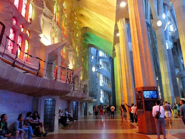 ステンドグラスの下にベンチがあり、そこに座ってしばし聖堂の中を眺めていた。